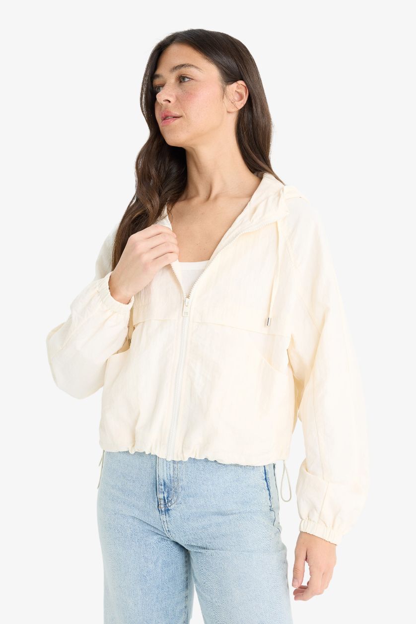 نساء بيج فاتح جاكيت مطر كروب قصة عادية بغطاء للرأس