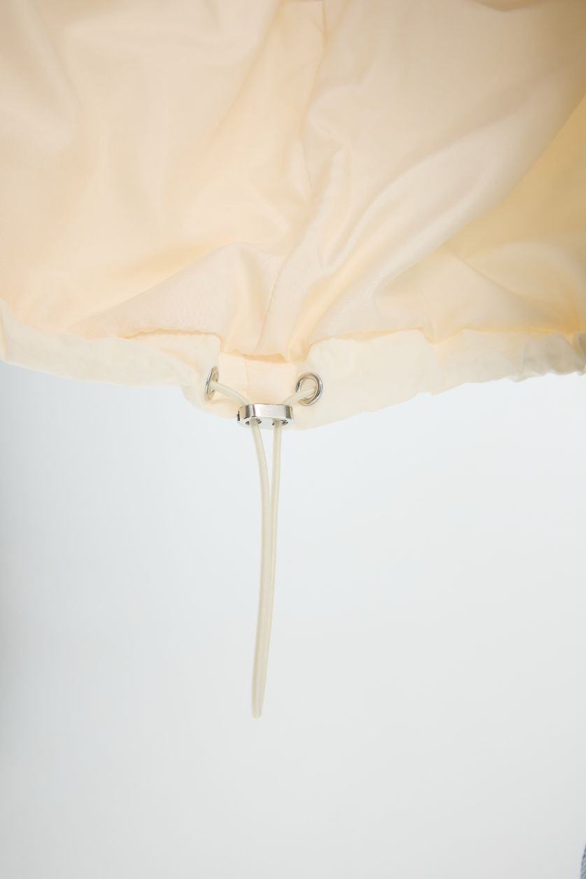 نساء بيج فاتح جاكيت مطر كروب قصة عادية بغطاء للرأس