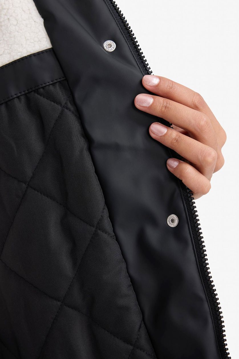 Kadın Siyah Su Geçirmez Kapüşonlu Suni Deri Yağmurluk