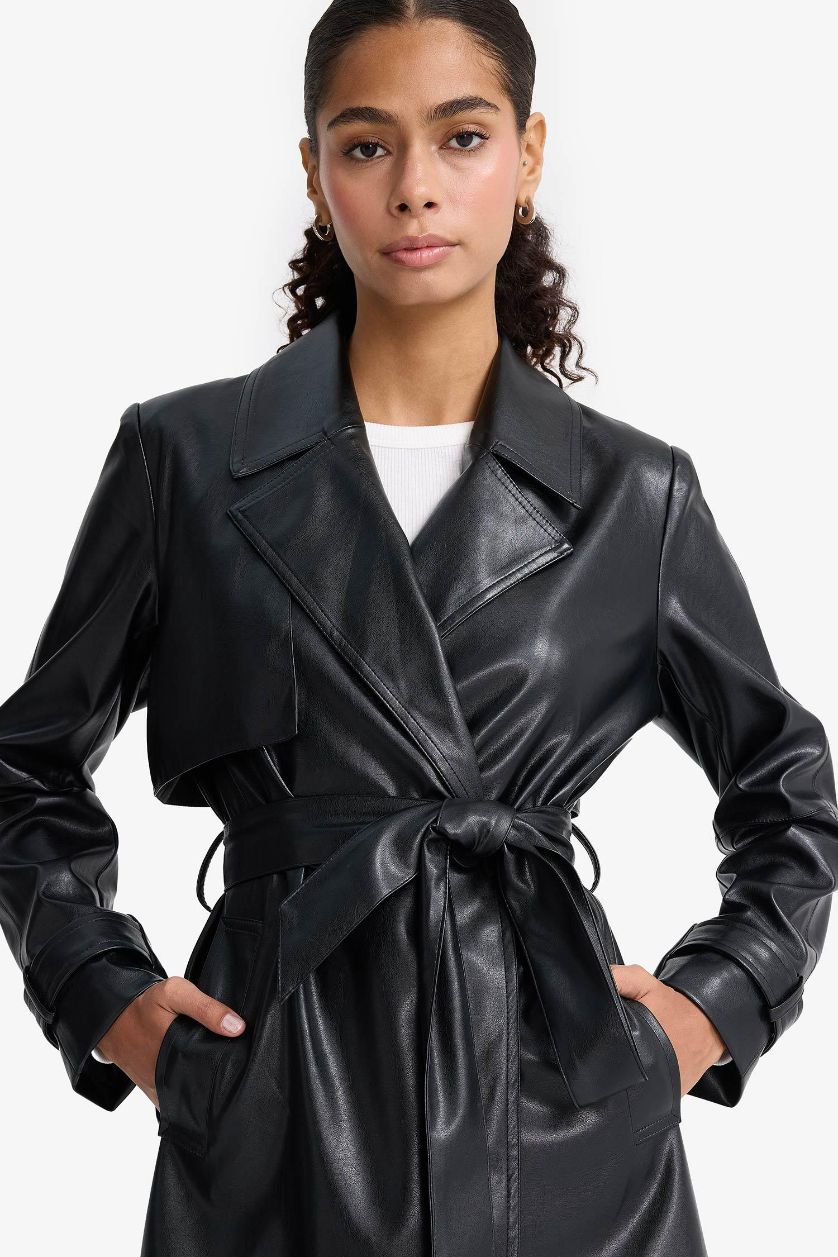 Kadın Siyah Regular Fit Kemerli Cepli Suni Deri Kısa Trençkot