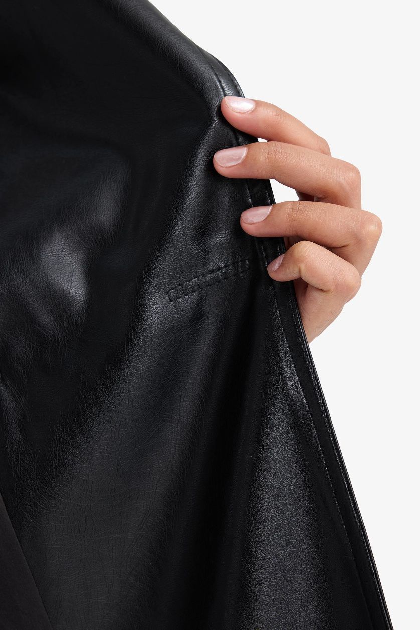 Kadın Siyah Regular Fit Kemerli Cepli Suni Deri Kısa Trençkot