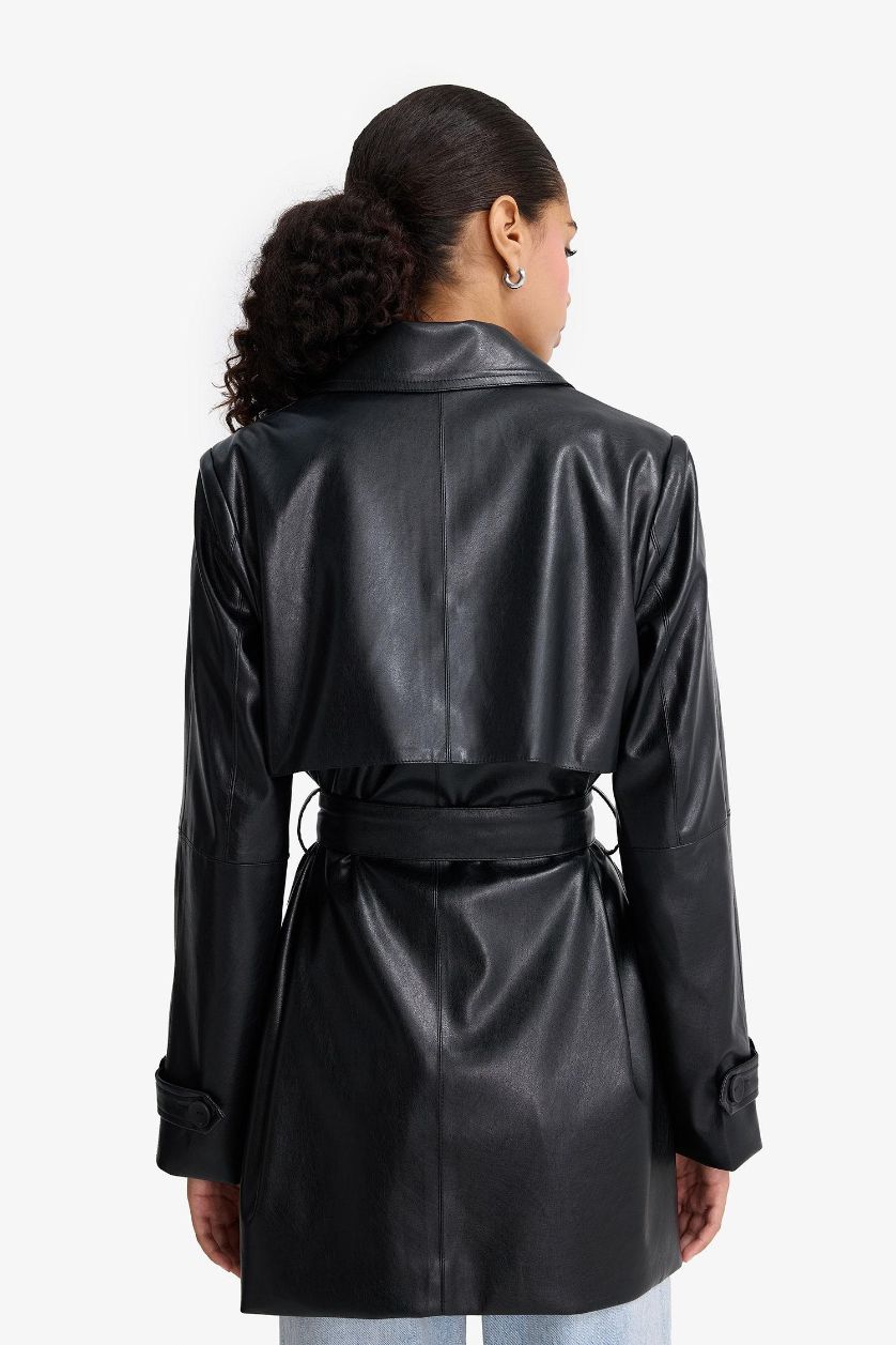 Kadın Siyah Regular Fit Kemerli Cepli Suni Deri Kısa Trençkot