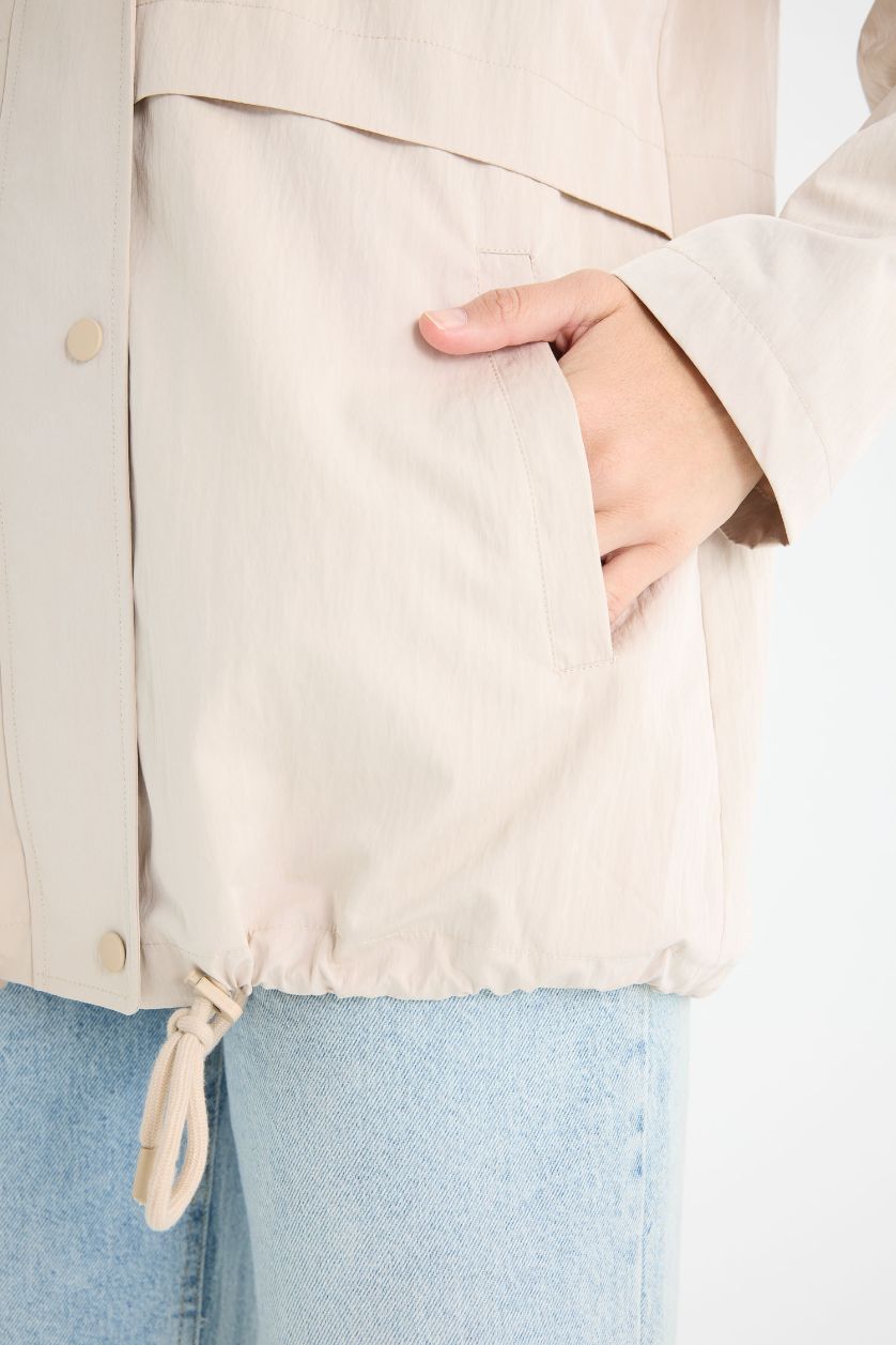 Kadın Bej Su Geçirmez Regular Fit Kapüşonlu Fermuarlı Yağmurluk