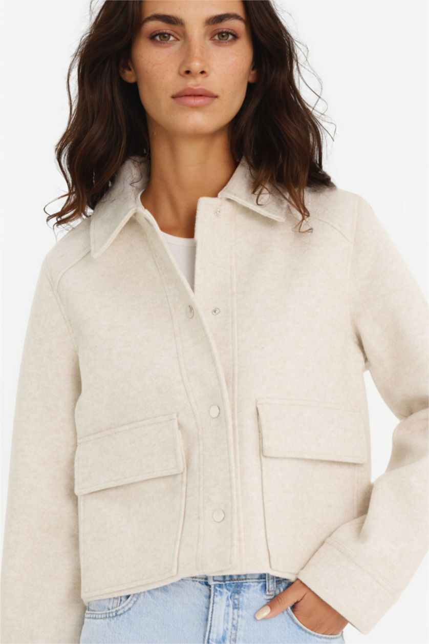 حريمي بيج فاتح جاكيت صوف بأزرار وياقة بولو بقصة عادية