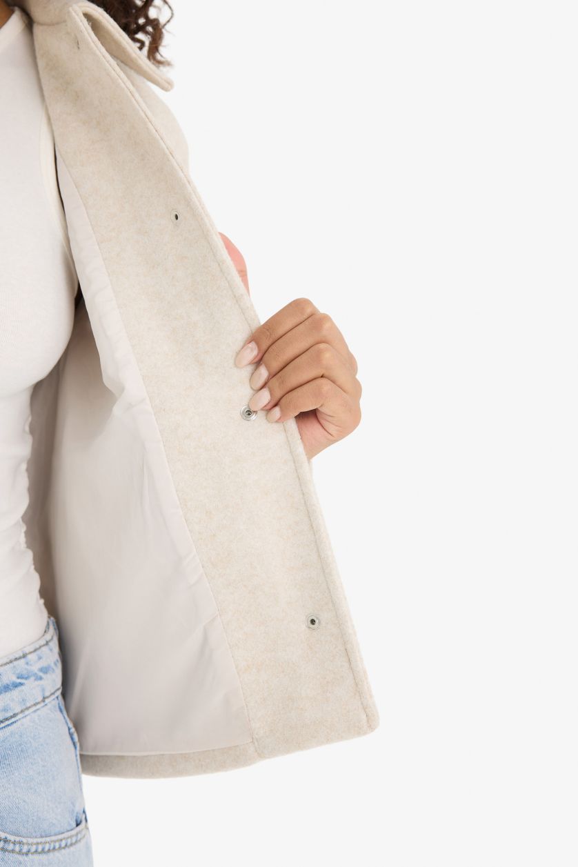 حريمي بيج فاتح جاكيت صوف بأزرار وياقة بولو بقصة عادية