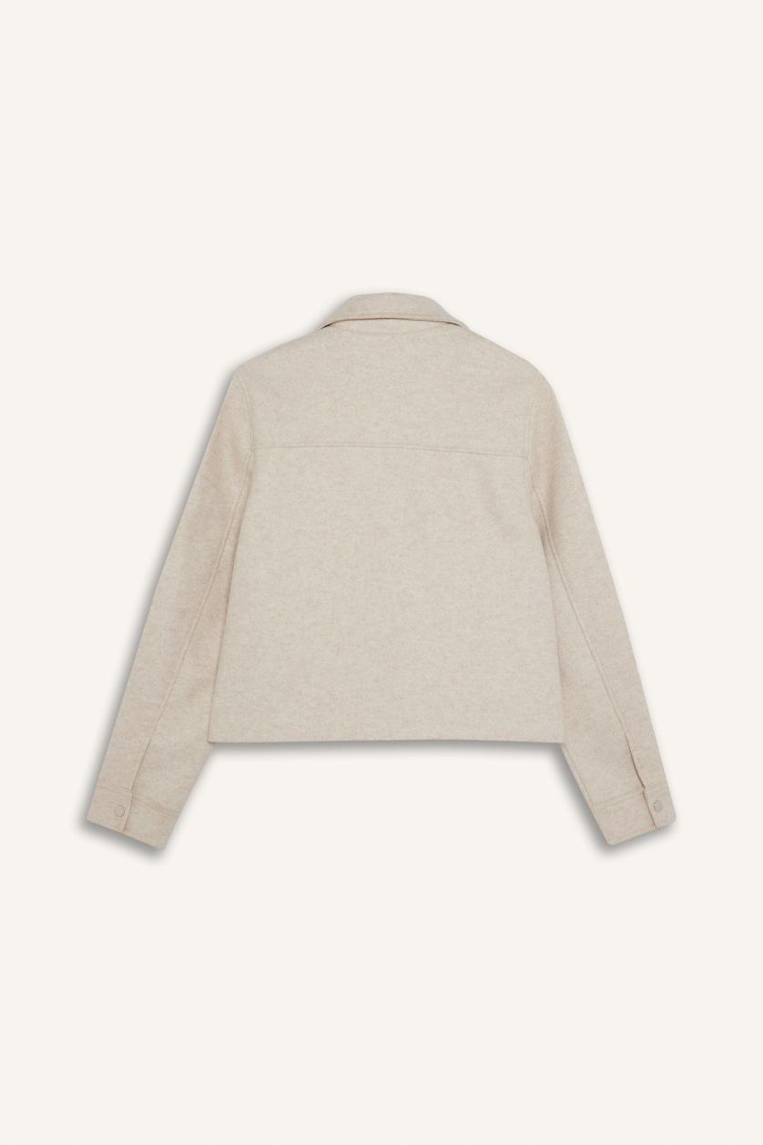 حريمي بيج فاتح جاكيت صوف بأزرار وياقة بولو بقصة عادية