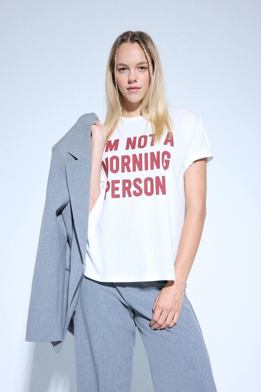 حريمي اوف وايت تيشيرت نص كم اوفر سايز بطبعة شعار برقبة مستديرة