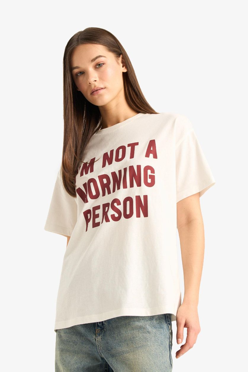 حريمي اوف وايت تيشيرت نص كم اوفر سايز بطبعة شعار برقبة مستديرة