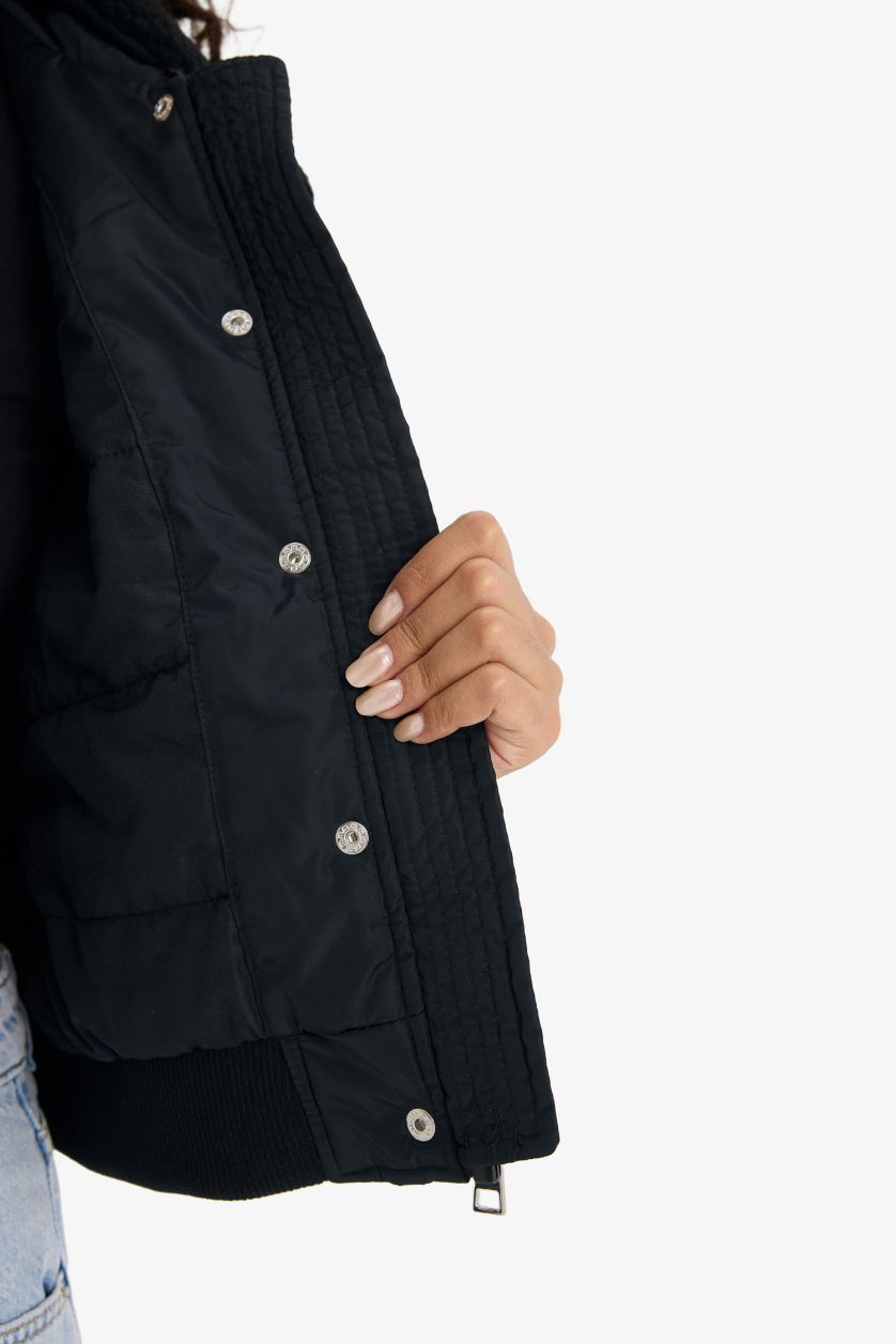 Kadın Siyah Su Geçirmez Regular Fit Polo Yaka Crop Fermuarlı Mont