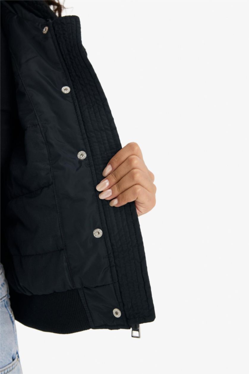 Kadın Siyah Su Geçirmez Regular Fit Polo Yaka Crop Fermuarlı Mont