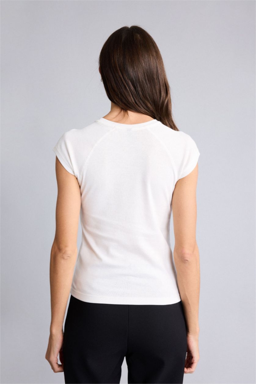 حريمي بيج فاتح تيشيرت نص كم سادة بيزك سليم فيت وياقة مستديرة