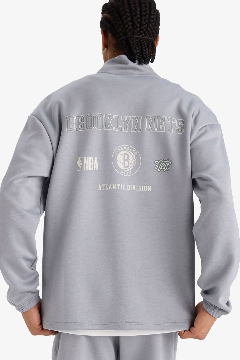 Erkek Gri NBA Brooklyn Nets Boxy Fit Dik Yaka Fermuarlı Sırt Baskılı Skuba Dalgıç Kumaş Sweatshirt