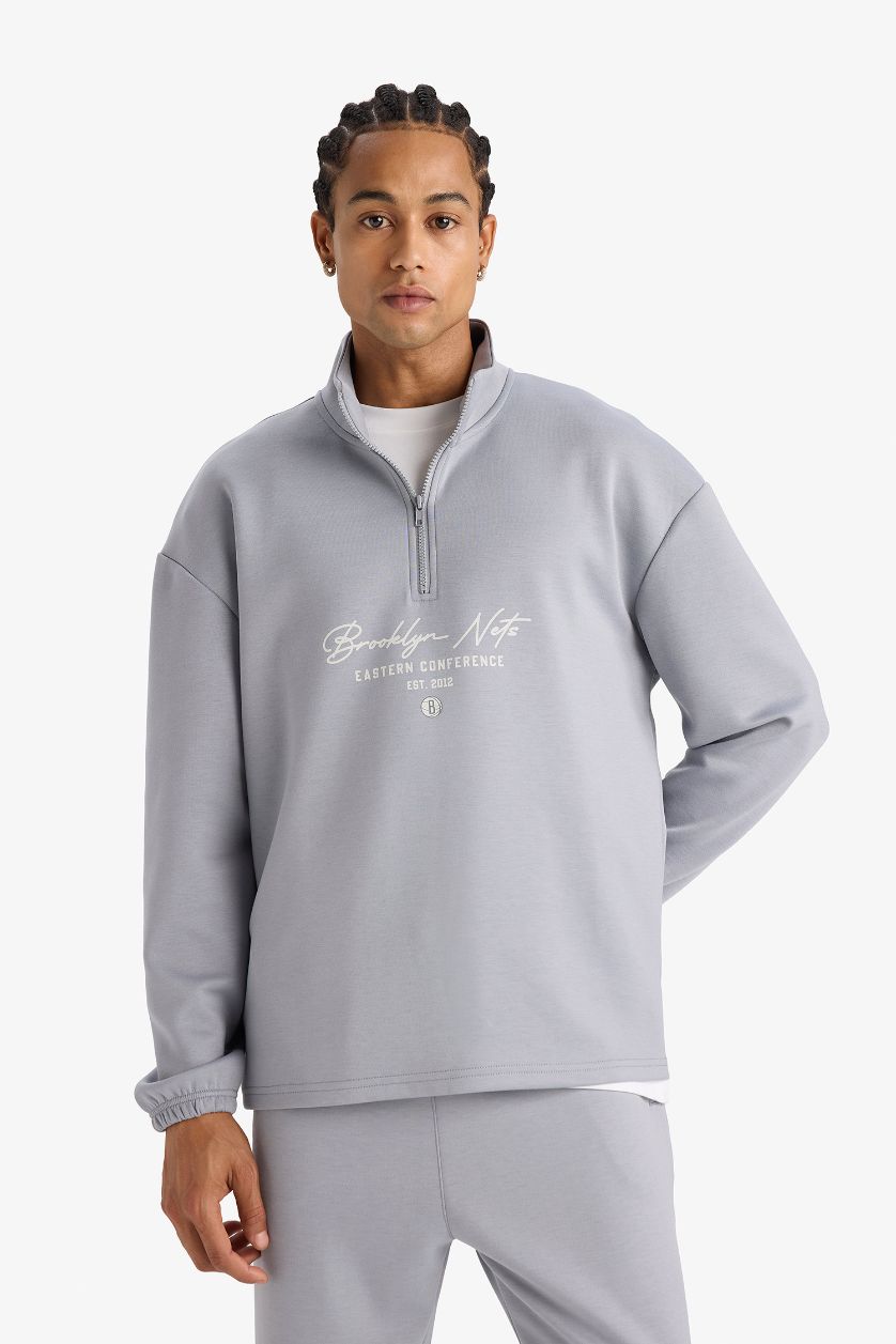 Erkek Gri NBA Brooklyn Nets Boxy Fit Dik Yaka Fermuarlı Sırt Baskılı Skuba Dalgıç Kumaş Sweatshirt