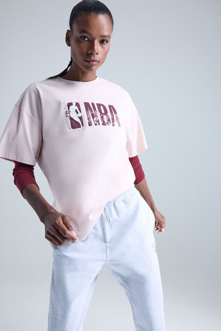 Kadın Açık Gülkurusu %100 Pamuk NBA Wordmark Oversize Geniş Kalıp Bisiklet Yaka Sporcu Kısa Kollu Tişört