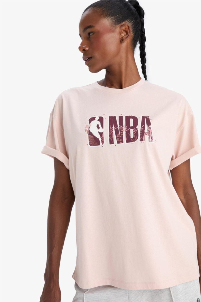 Kadın Açık Gülkurusu %100 Pamuk NBA Wordmark Oversize Geniş Kalıp Bisiklet Yaka Sporcu Kısa Kollu Tişört