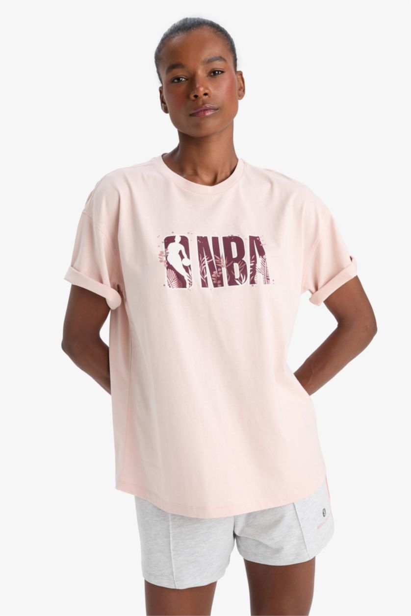 Kadın Açık Gülkurusu %100 Pamuk NBA Wordmark Oversize Geniş Kalıp Bisiklet Yaka Sporcu Kısa Kollu Tişört