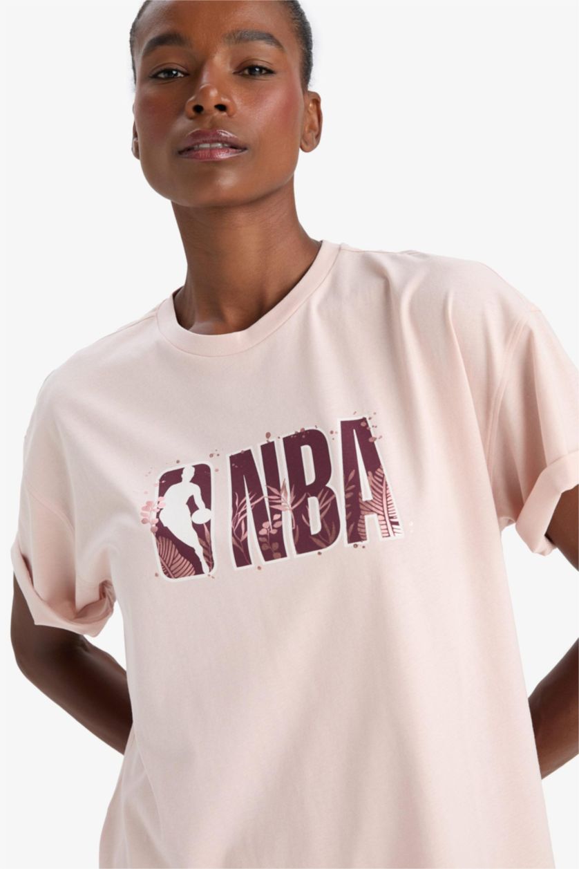 Kadın Açık Gülkurusu %100 Pamuk NBA Wordmark Oversize Geniş Kalıp Bisiklet Yaka Sporcu Kısa Kollu Tişört