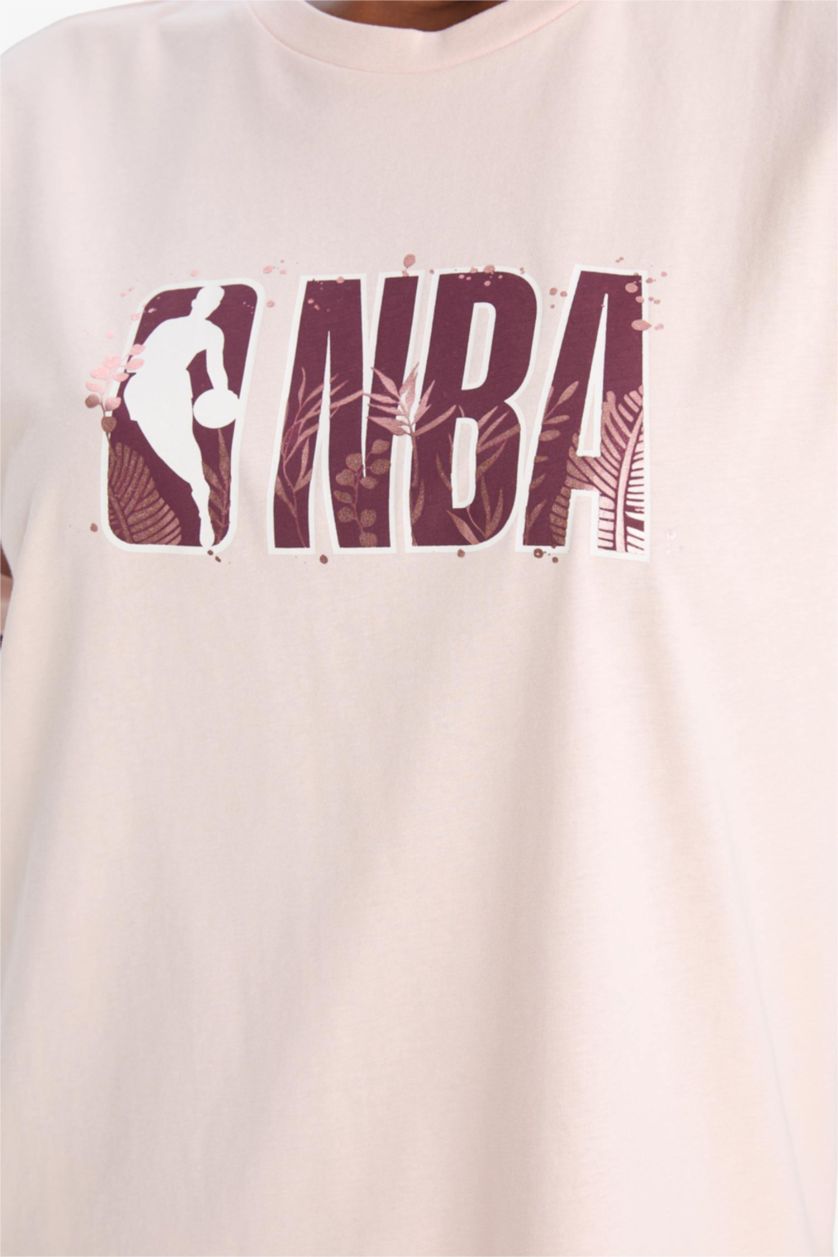 Kadın Açık Gülkurusu %100 Pamuk NBA Wordmark Oversize Geniş Kalıp Bisiklet Yaka Sporcu Kısa Kollu Tişört