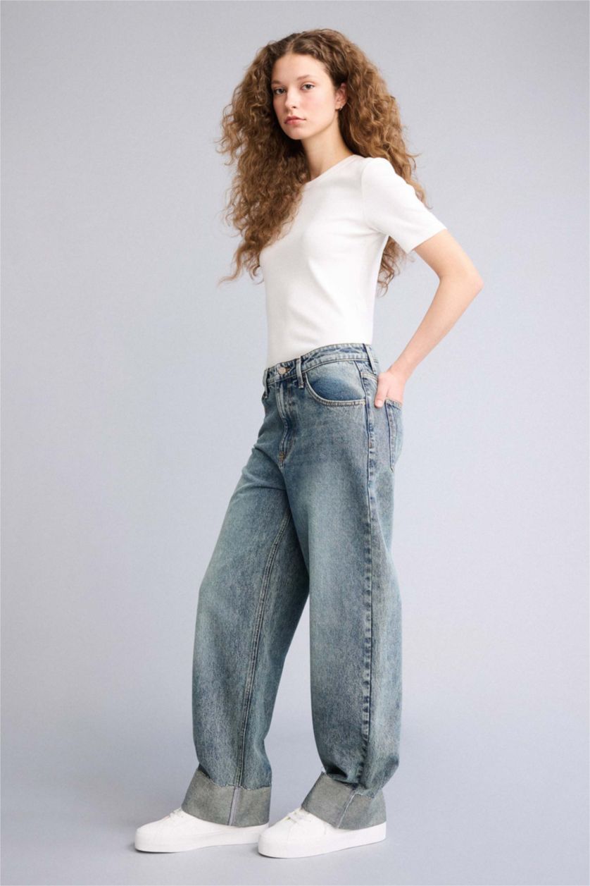 حريمي أزرق بنطلون جينز باجي فيت بحافة مطوية وخصر عالي