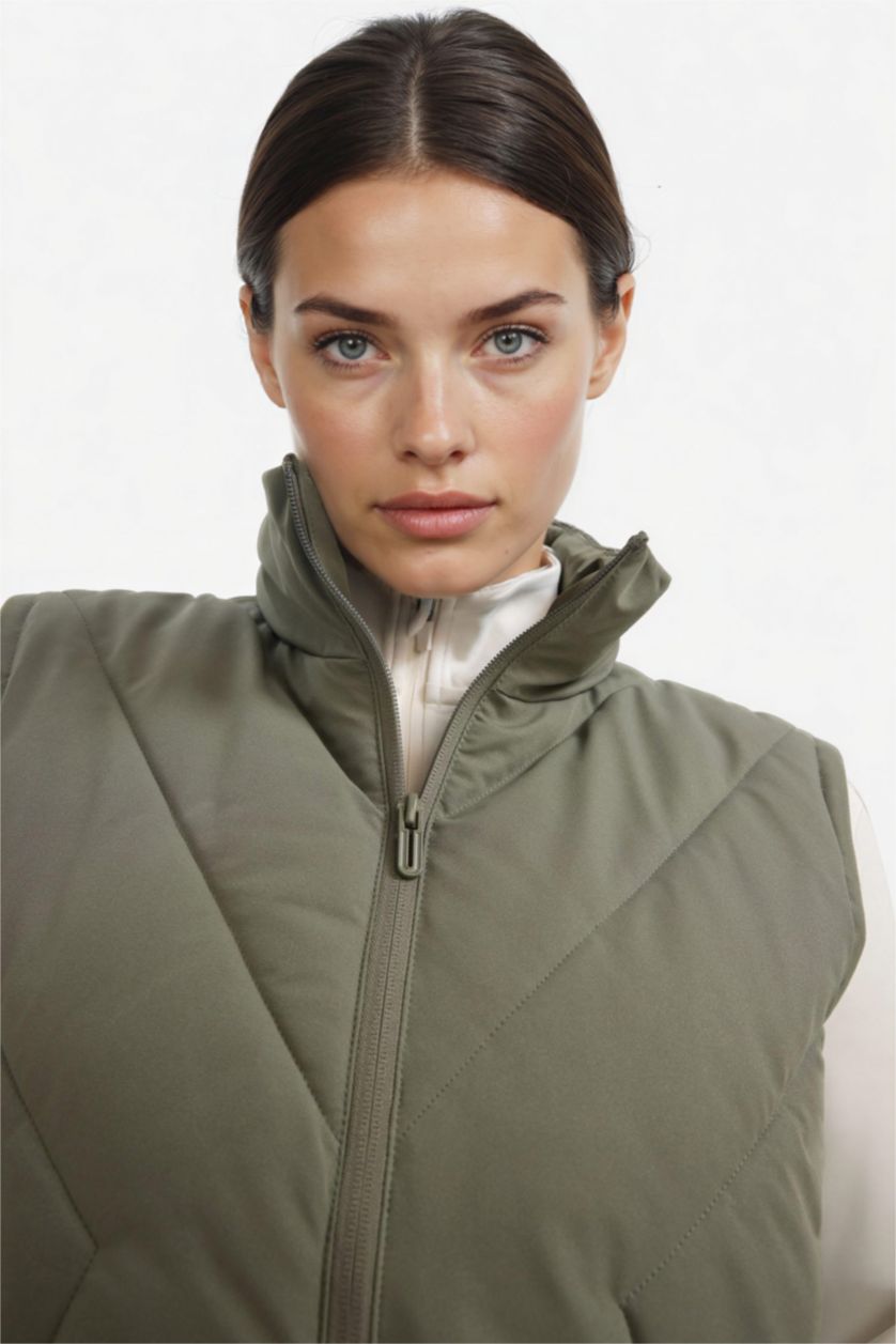 حريمي كاكي فاتح فيست بامب رياضي وتر بروف سليم فيت من DeFactoFit