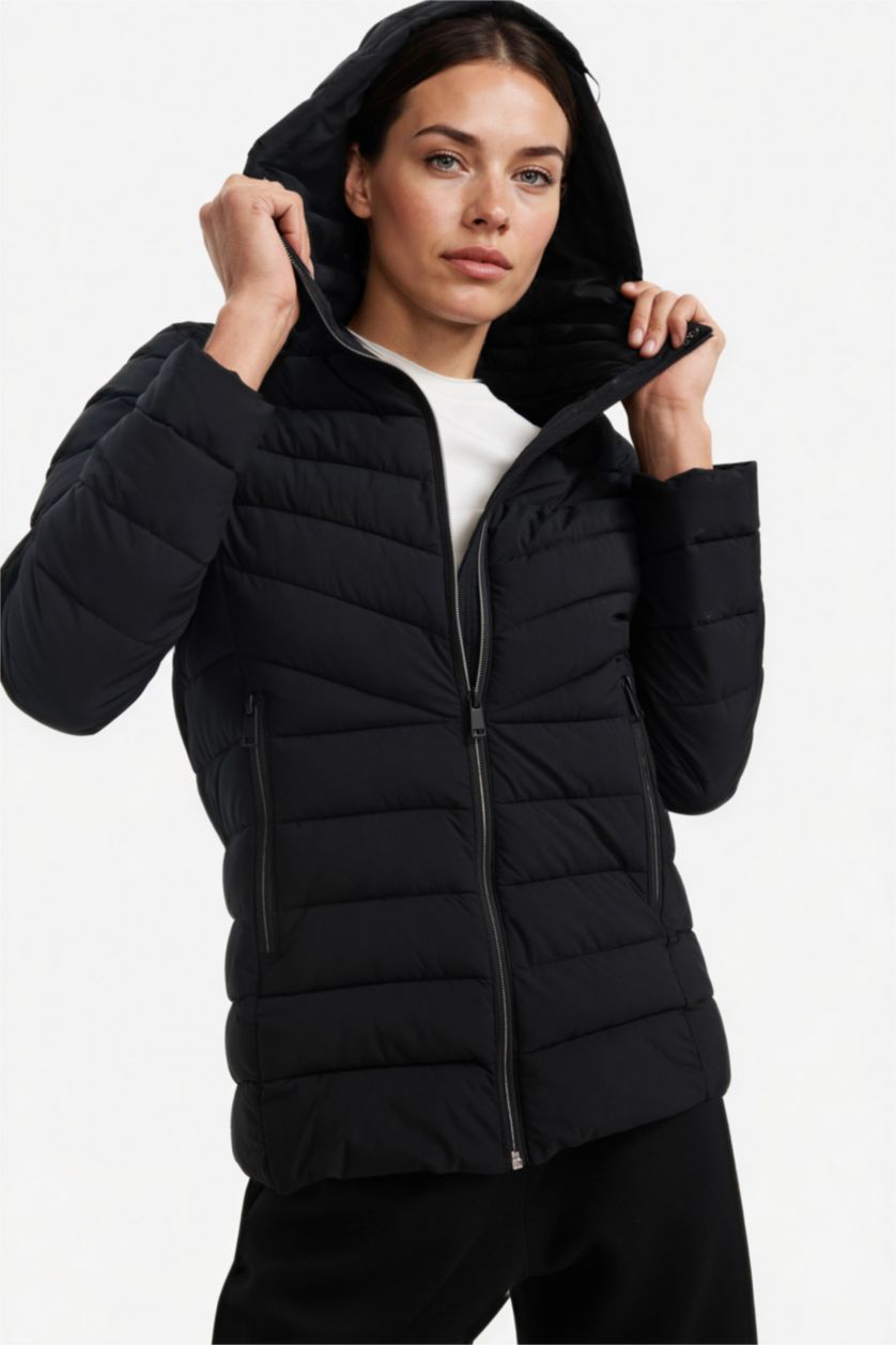 Kadın Siyah Su İtici Regular Fit Kapüşonlu Fermuarlı Cepli Şişme Mont