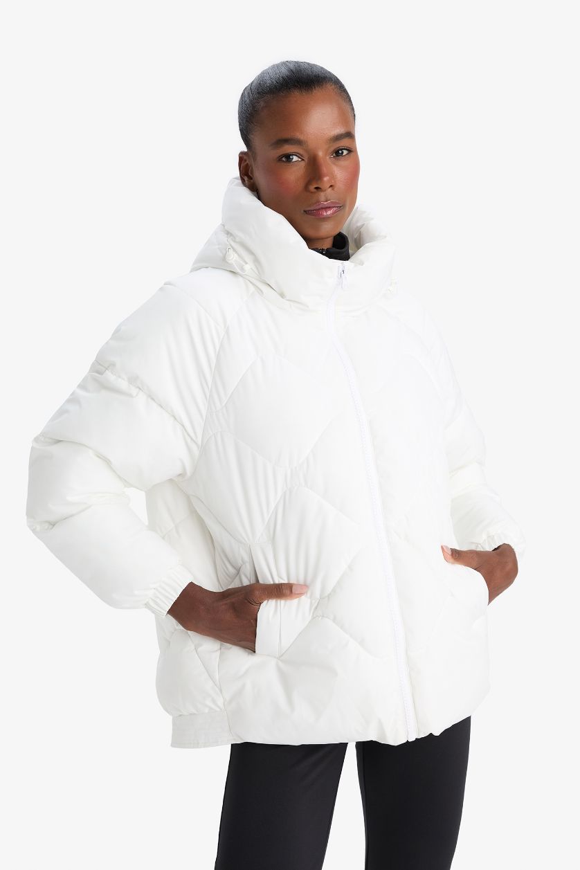 Kadın Beyaz Su İtici Oversize Fit Geniş Kalıp Kapüşonlu Fermuarlı Cepli Şişme Mont