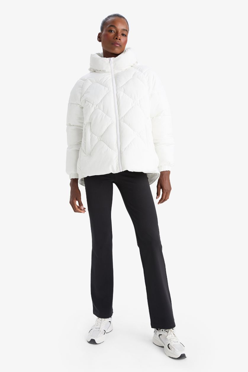 Kadın Beyaz Su İtici Oversize Fit Geniş Kalıp Kapüşonlu Fermuarlı Cepli Şişme Mont