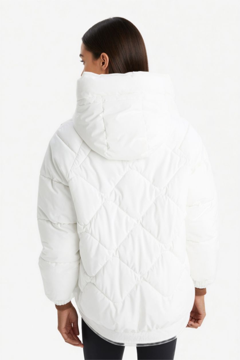 Kadın Beyaz Su İtici Oversize Fit Geniş Kalıp Kapüşonlu Fermuarlı Cepli Şişme Mont