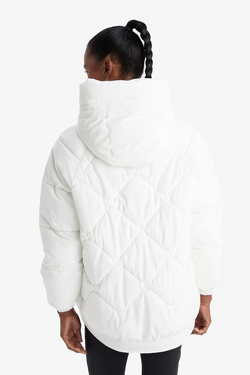 Kadın Beyaz Su İtici Oversize Fit Geniş Kalıp Kapüşonlu Fermuarlı Cepli Şişme Mont