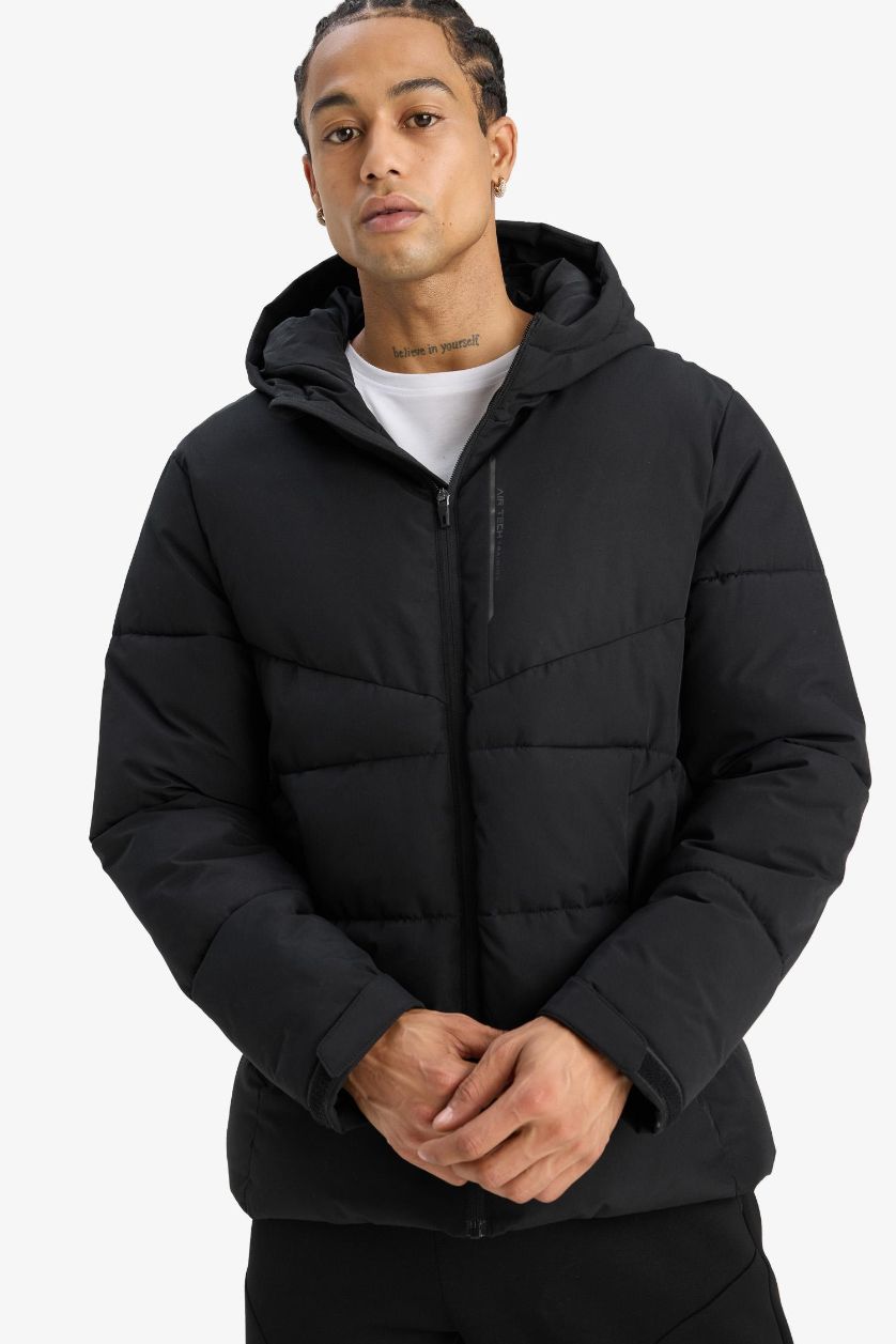 Erkek Siyah Su İtici Rüzgar Geçirmez Regular Fit Kapüşonlu Fermuarlı Cepli Kışlık Mont