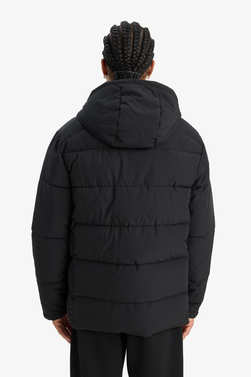 Erkek Siyah Su İtici Rüzgar Geçirmez Regular Fit Kapüşonlu Fermuarlı Cepli Kışlık Mont