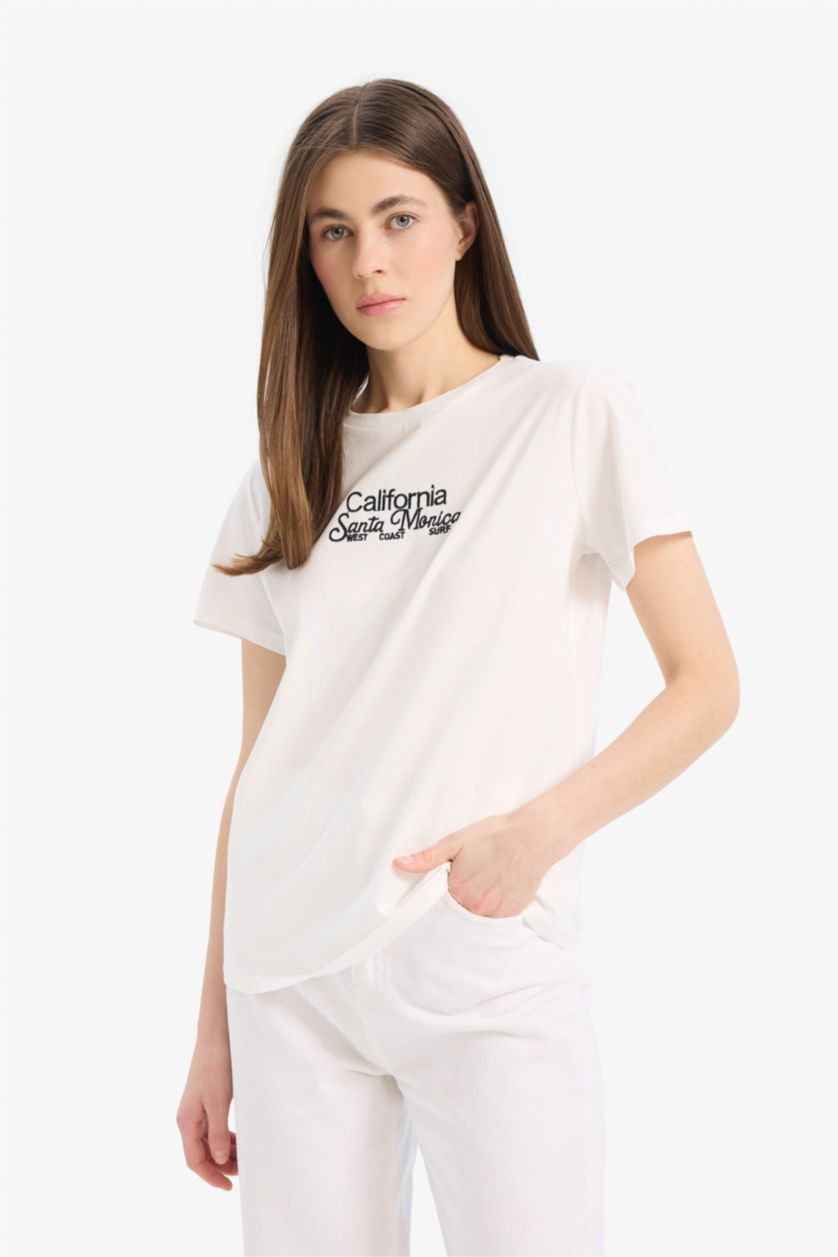 نساء بيج فاتح تيشيرت من قطن مطرز برقبة مستديرة