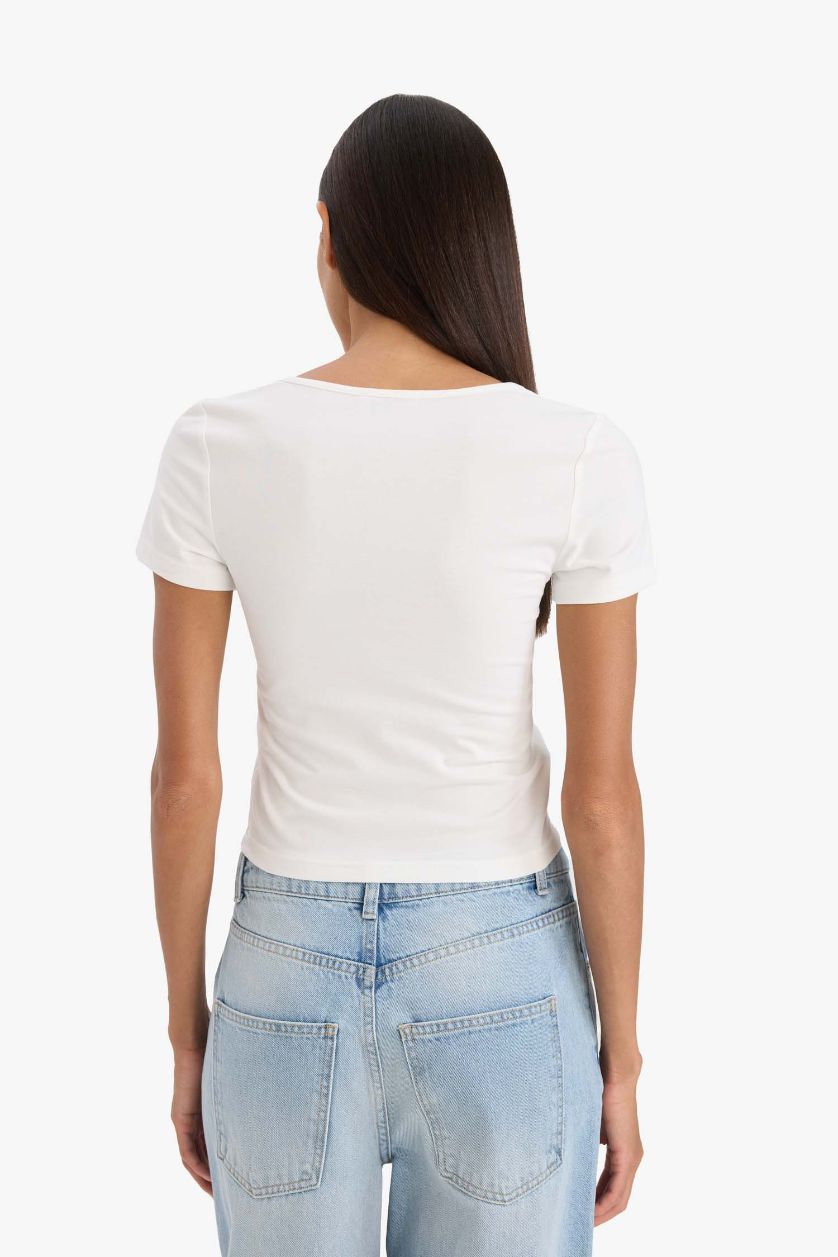 Kadın Kırık Beyaz Fitted Dantel Yaka Kısa Kollu Beyaz Tişört