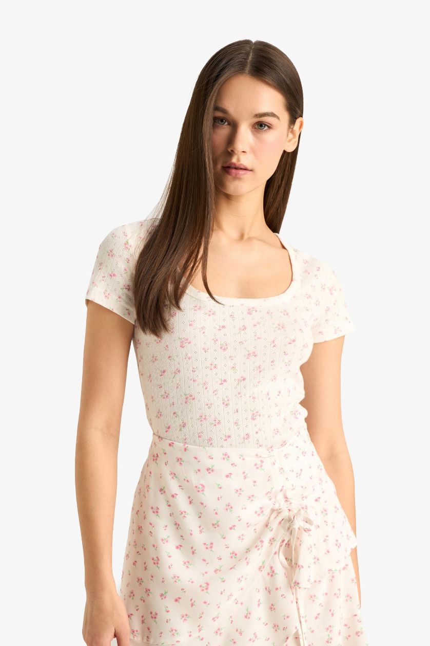 نساء اوف وايت Fitted U Neck Patterned Short Sleeve T-Shirt