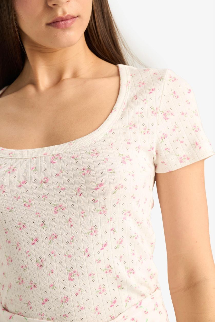 نساء اوف وايت Fitted U Neck Patterned Short Sleeve T-Shirt