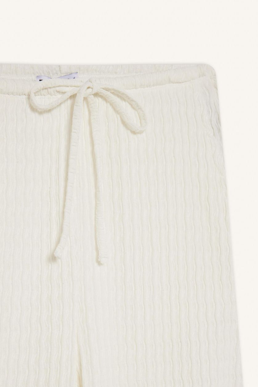 Kadın Kırık Beyaz Flare Fit Beli Lastikli Bürümcük Pantolon