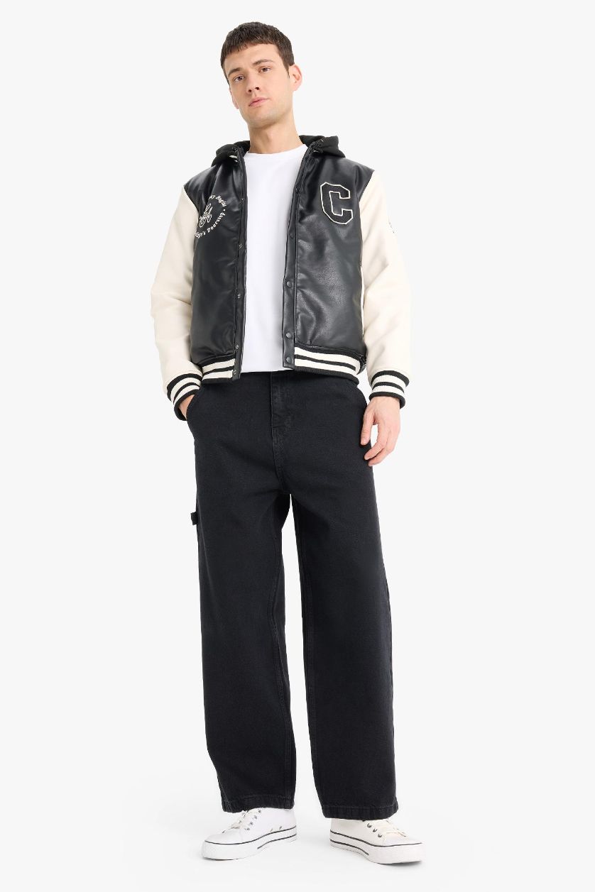 Erkek Siyah Su İtici Regular Fit Kolej Yaka Kapüşonlu İç Cepli Nakışlı Cepli Suni Deri Bomber Ceket Mont