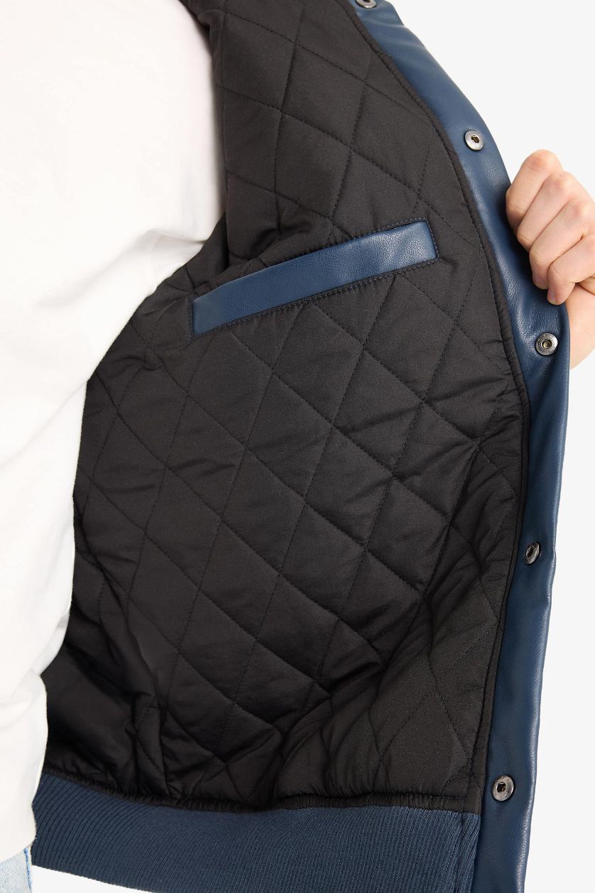 Erkek Lacivert Su İtici Regular Fit Kolej Yaka Kapüşonlu İç Cepli Nakışlı Cepli Suni Deri Bomber Ceket Mont