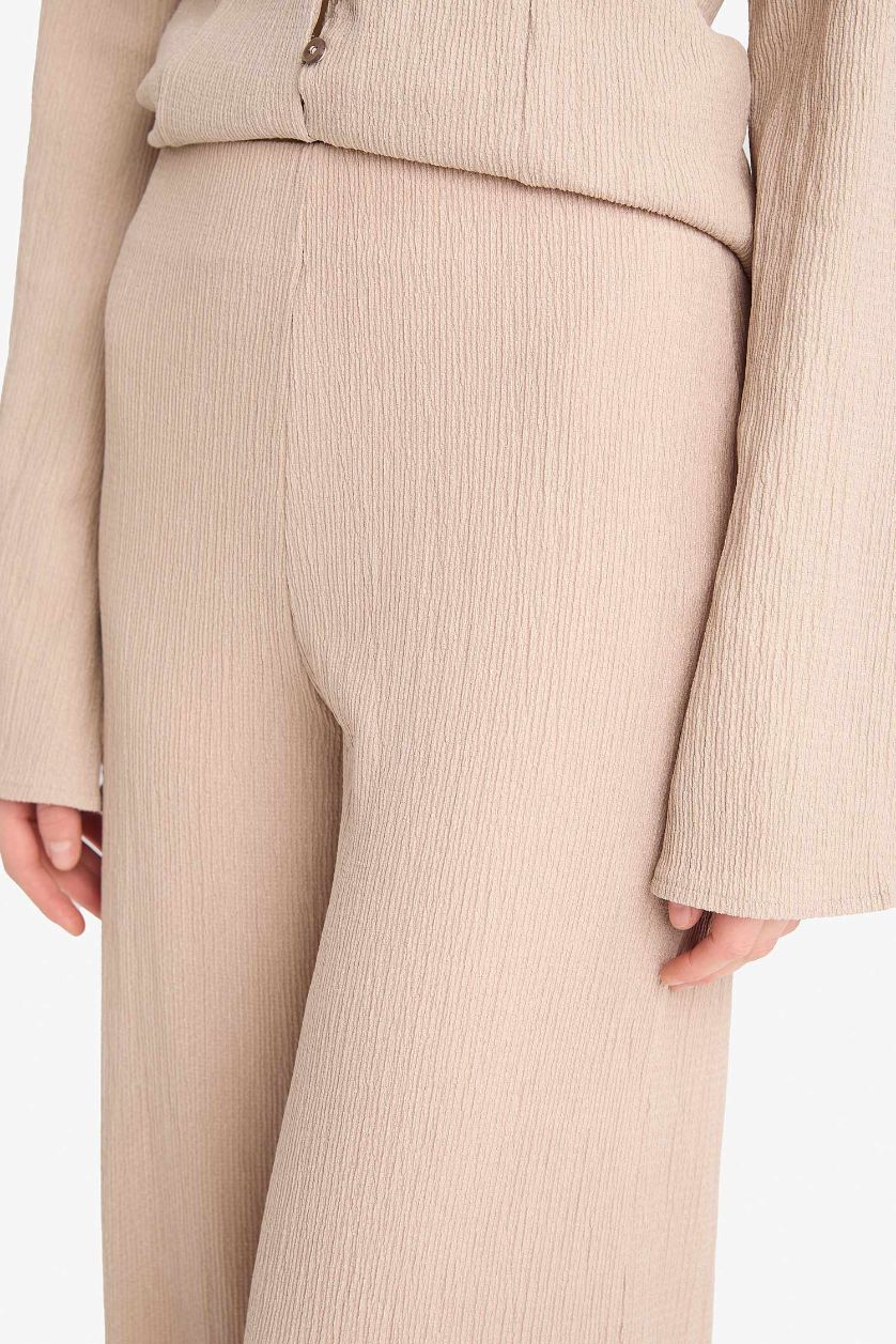 FEMME Beige Pantalon large à taille élastique à effet texturé