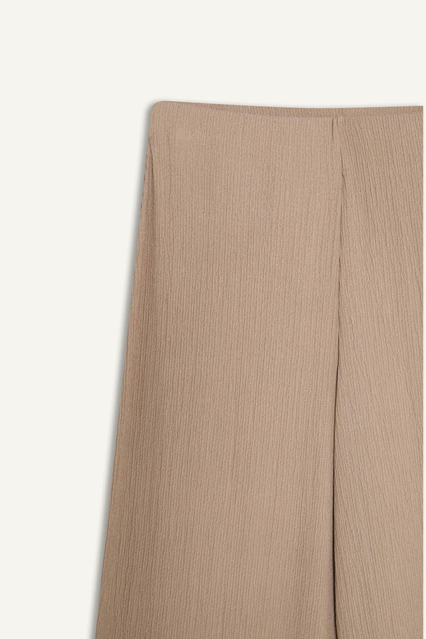 FEMME Beige Pantalon large à taille élastique à effet texturé