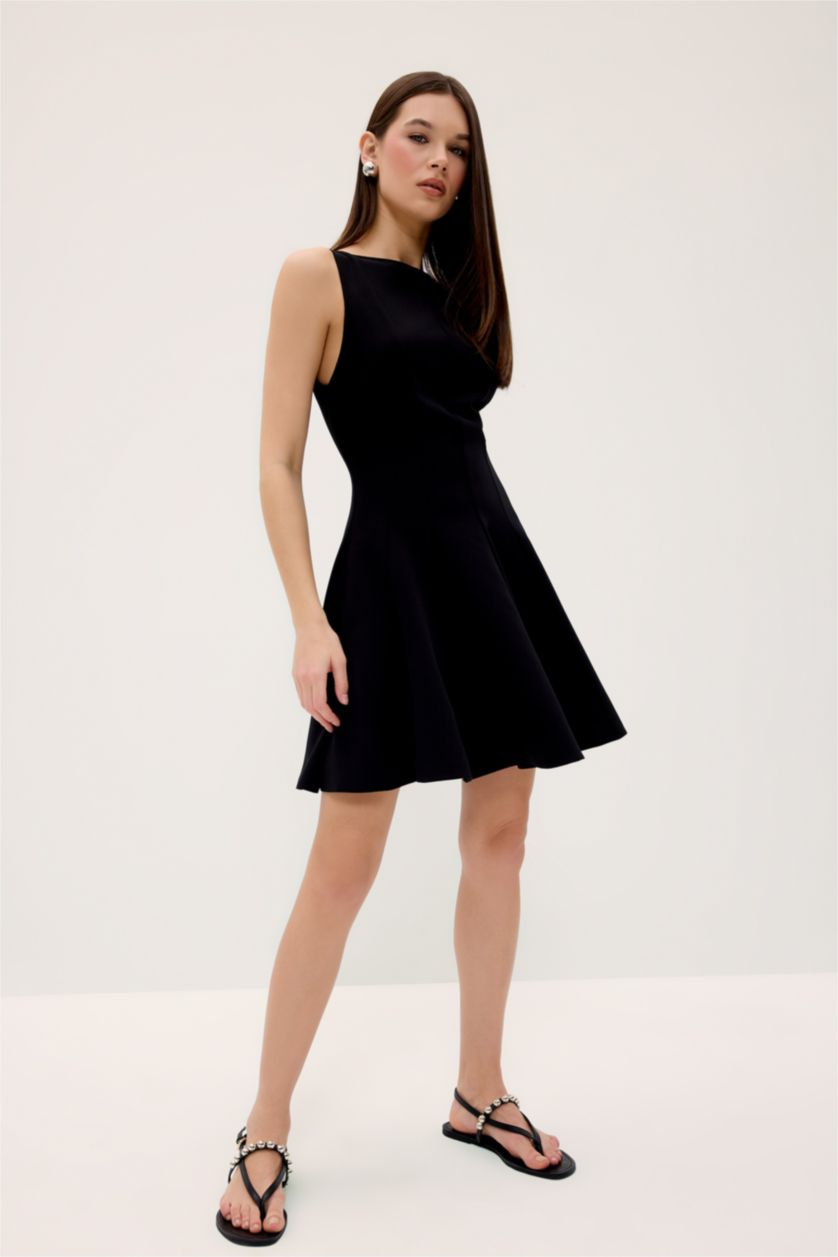 Kadın Siyah Kayık Yaka Basic Düz Kolsuz Mini Elbise