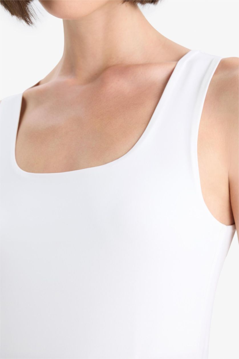 حريمي أبيض تانك توب سليم فيت بيزك سادة بياقة مربعة