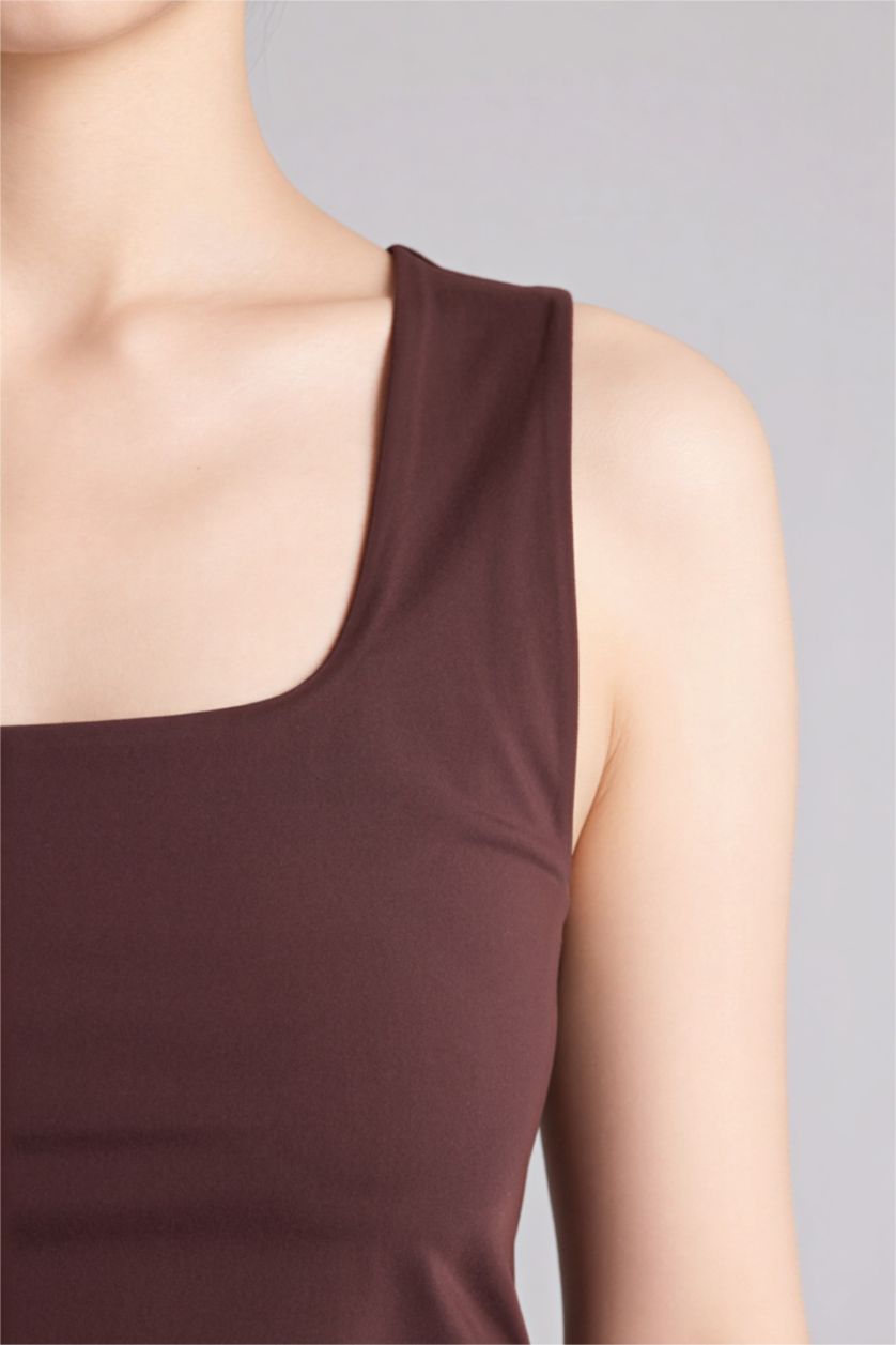 حريمي بني تانك توب بيزك سادة سليم فيت بياقة مربعة