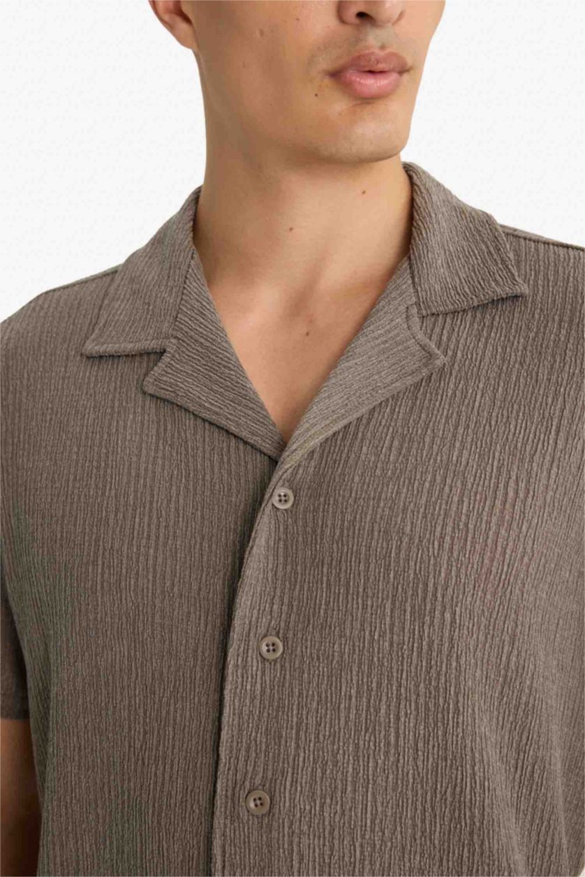 رجال كاكي قميص نص كم من قماش مجعد برقبة قميص