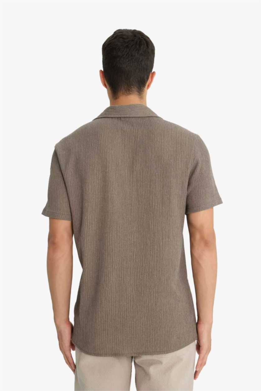 رجال كاكي قميص نص كم من قماش مجعد برقبة قميص