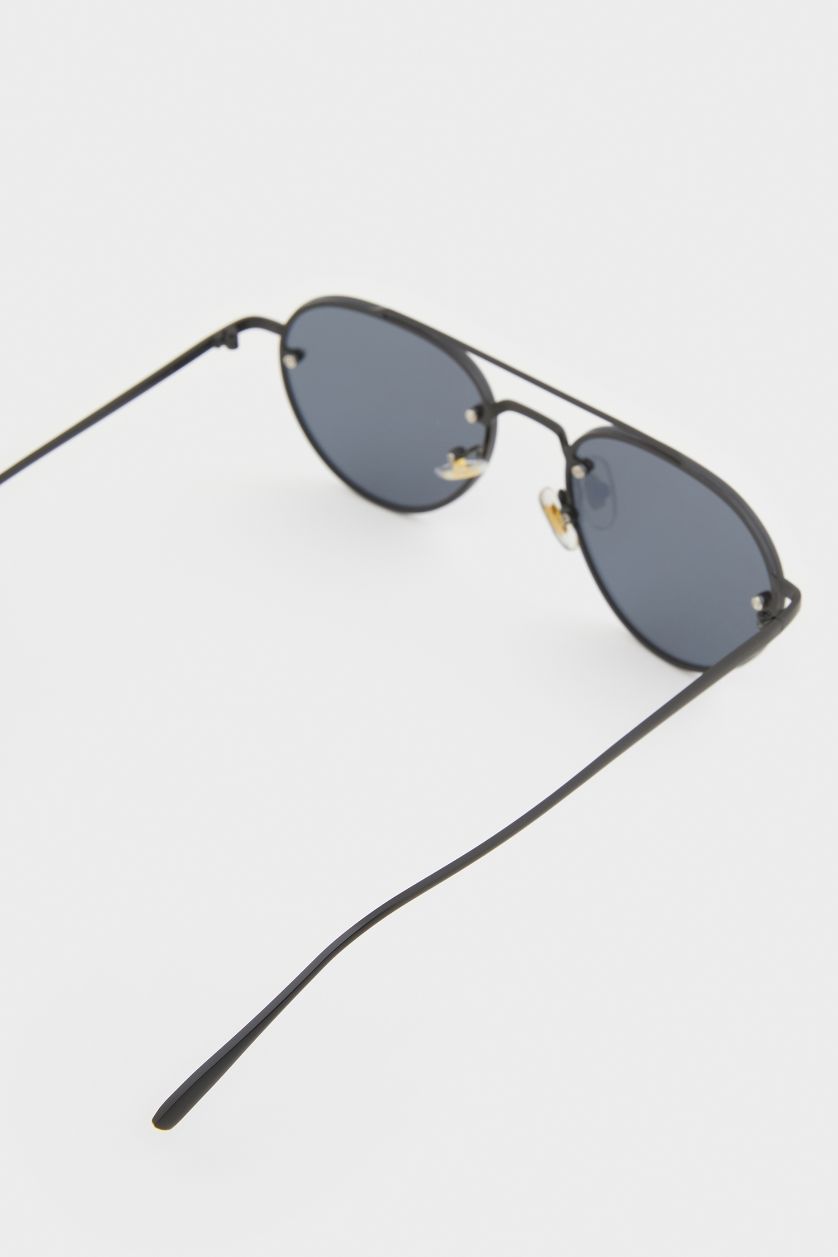 Woman Black Woman Round Sunglasses