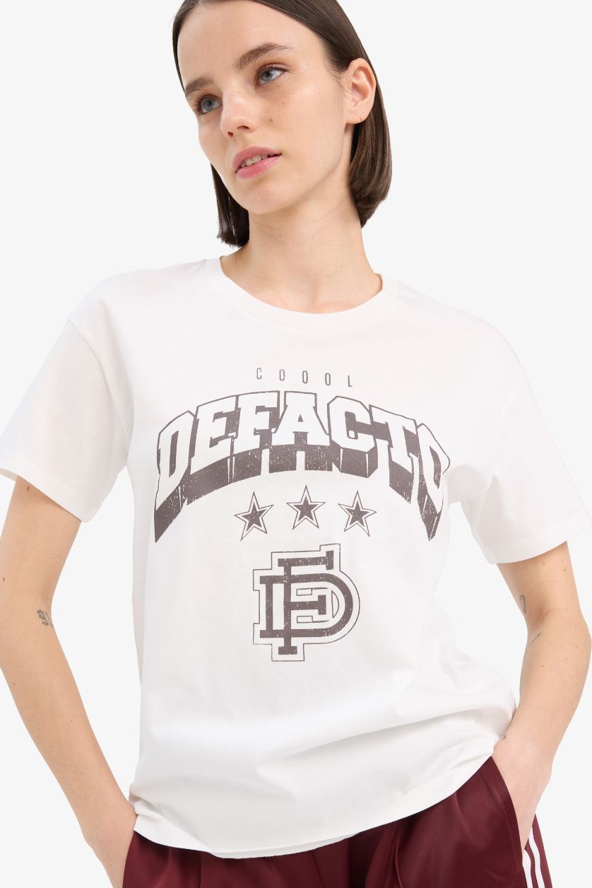 Kadın Kırık Beyaz Regular Fıt Bisiklet Yaka Baskılı Kısa Kollu Tişört