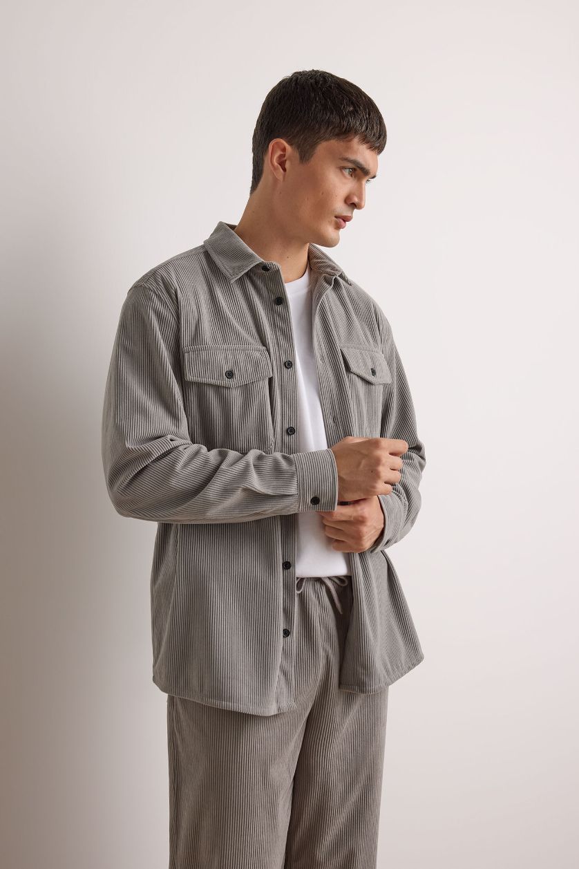 رجالي رمادي فاتح قميص كم مخملي قصة عادية