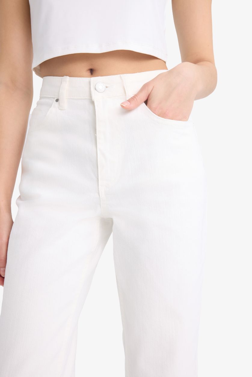 Kadın Kırık Beyaz Crop Flare Fit Normal Bel Gabardin Pantolon