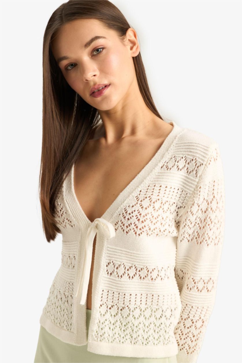 Kadın Kırık Beyaz V Yaka Bağcıklı Kroşe Triko Hırka